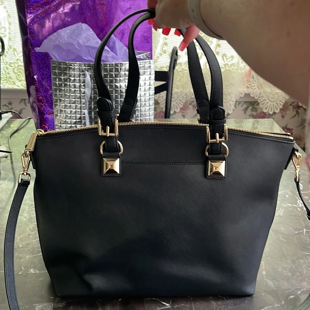 Michael Kors large black bag. Excellent condition no tears or marks on it - Picture 10 of 12